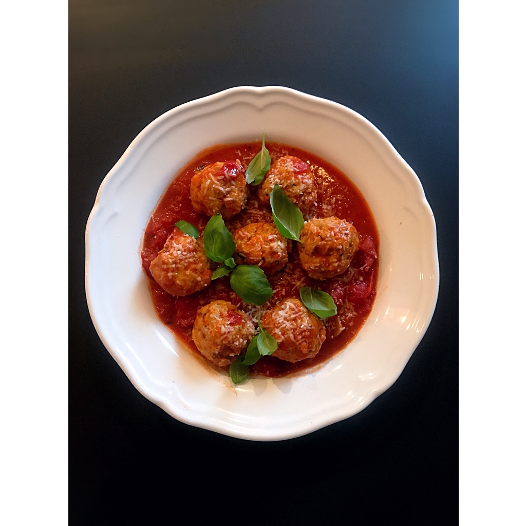 Kycklingfrikadeller i tomatsås 