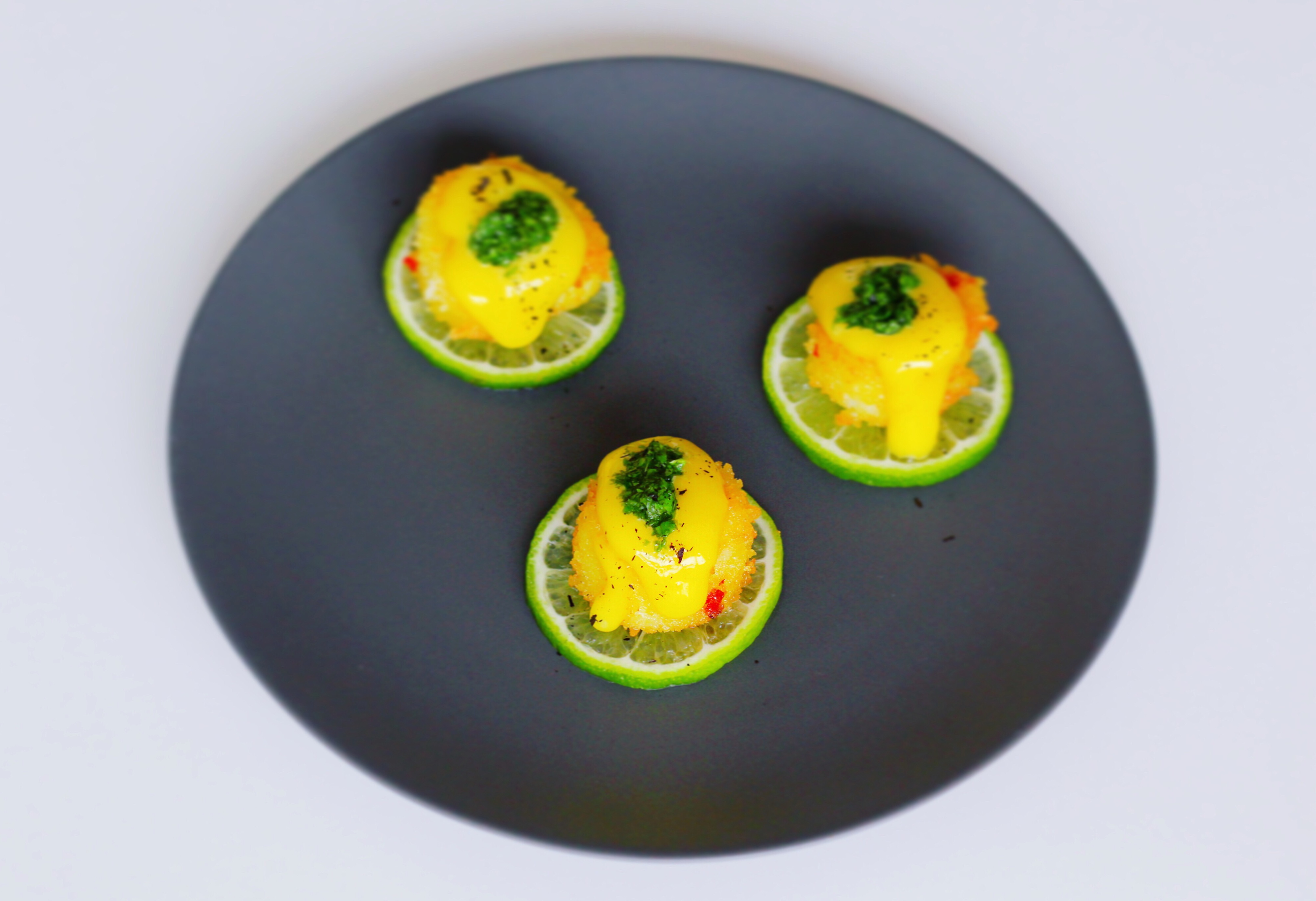 Panko- & chilipanerade pilgrimsmusslor med ponzumajonnäs, lime och koriander