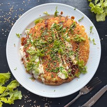 Okonomiyaki - japansk kålpannkaka Okonomiyaki - japansk kålpannkaka